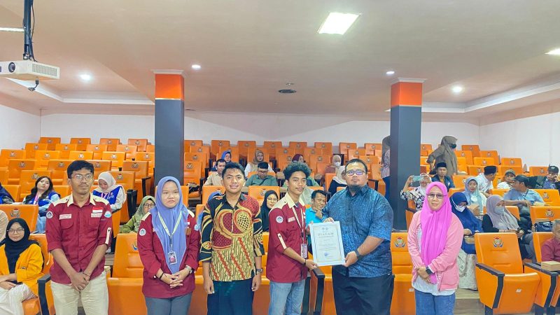 Foto bersama pengurus Hima AP FIP UNM di Aula Kantor Kecamatan Rappocini, (Foto: Ist.)