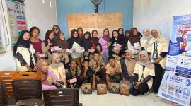 Potret mahasiswa Prodi Gizi UNM dan remaja di Desa Galesong Kota, (Foto: Ist.)