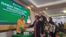 Potret Dekan FIP UNM saat menyematkan medali kepada wisudawan acara ramah tamah Periode Februari 2026, (Foto: Florencya Alnisa Christin)