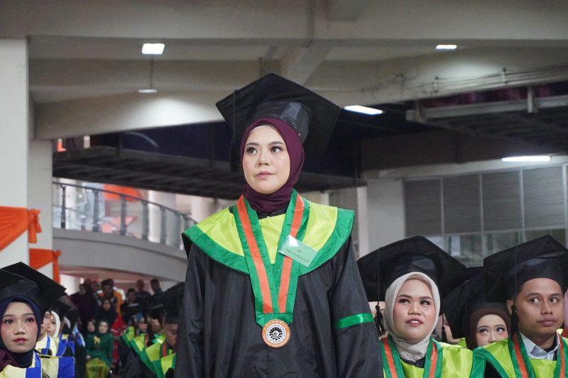 Potret Siska Tulhidaya wisudawan terbaik FIP UNM Periode Februari 2026, (Foto: Dok. Profesi)