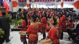 Foto Tim Pinisi Choir saat Tampil di Wisuda Lulusan UNM Periode 2026, (Foto: Andi Mappasoko RD)