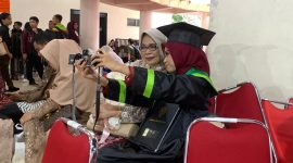 Potret kebersamaan wisudawan bersama orang tua, (Foto: Dok. Profesi)