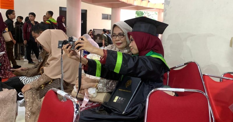 Potret kebersamaan wisudawan bersama orang tua, (Foto: Dok. Profesi)