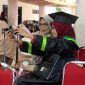 Potret kebersamaan wisudawan bersama orang tua, (Foto: Dok. Profesi)