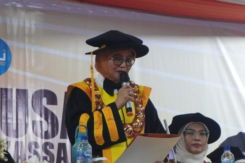 Potret Plt Rektor UNM saat memberikan sambutan di kegiatan wisuda, (Foto: Dok. Profesi)