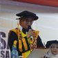 Potret Plt Rektor UNM saat memberikan sambutan di kegiatan wisuda, (Foto: Dok. Profesi)