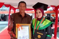 Potret Siska Tulhidayah Bersama Orangtua di Momen Perayaan Wisuda Universitas Negeri Makassar, (Foto: Ist.)
