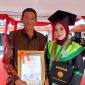 Potret Siska Tulhidayah Bersama Orangtua di Momen Perayaan Wisuda Universitas Negeri Makassar, (Foto: Ist.)