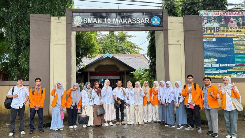 Potret Kebersamaan Tim sosialisasi dan siswa SMAN 10 Makassar, (Foto: Ist.)