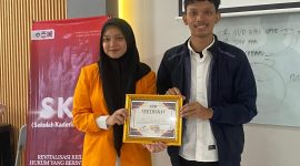 Potret pemberian sertifikat kepada pemateri Pada kegiatan Legal Drafting (Foto: Ist.)