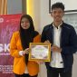 Potret pemberian sertifikat kepada pemateri Pada kegiatan Legal Drafting (Foto: Ist.)