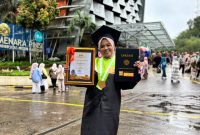 Potret wisudawan terbaik FIKK UNM, Evi Damayanti, (Foto: Ist.)