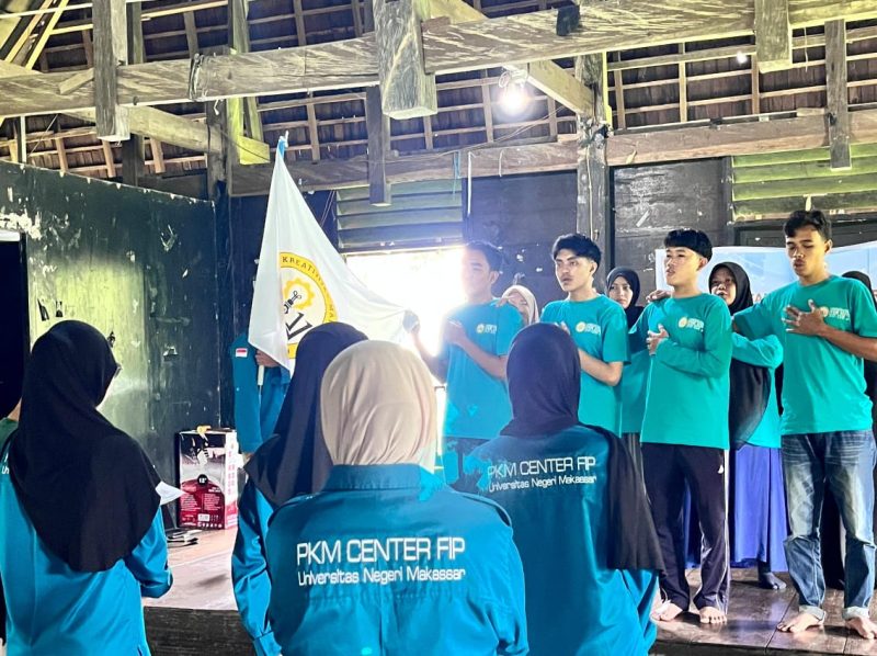 Potret pengukuhan anggota mudah PKM Center FIP, (Foto: Ist.)