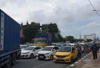 Kondisi ruas jalan A. P. Pettarani saat unjuk rasa berlangsung, (Foto: Hafid Budiawan)