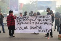 Potret spanduk massa aksi, (Foto: Dok. Profesi)