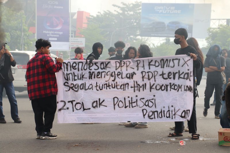 Potret spanduk massa aksi, (Foto: Dok. Profesi)