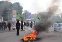 Potret salah satu mahasiswa yang menyampaikan orasinya di tengah jalan, (Foto: Winda Pratiwi Agus Tina)