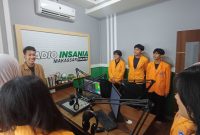 Potret Mahasiswa Program Studi Bussines English Communication di Radio Insania Makassar, (Foto: Ist.)