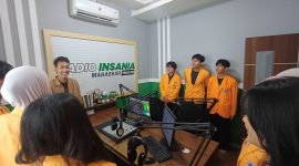 Potret Mahasiswa Program Studi Bussines English Communication di Radio Insania Makassar, (Foto: Ist.)