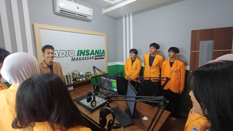 Potret Mahasiswa Program Studi Bussines English Communication di Radio Insania Makassar, (Foto: Ist.)