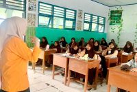 Potret Andi Nurul Ilmi saat menjalankan asistensi mengajar di SMP 4 Sungguminasa, (Foto: Ist.)