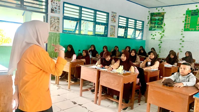 Potret Andi Nurul Ilmi saat menjalankan asistensi mengajar di SMP 4 Sungguminasa, (Foto: Ist.)