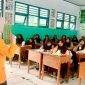 Potret Andi Nurul Ilmi saat menjalankan asistensi mengajar di SMP 4 Sungguminasa, (Foto: Ist.)