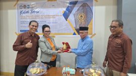 Potret Dekan FIS-H UNM saat menyerahkan Cenderamata kepada Narasumber, (Foto: Ist.)