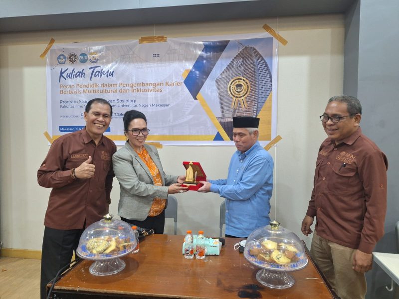 Potret Dekan FIS-H UNM saat menyerahkan Cenderamata kepada Narasumber, (Foto: Ist.)