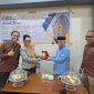 Potret Dekan FIS-H UNM saat menyerahkan Cenderamata kepada Narasumber, (Foto: Ist.)
