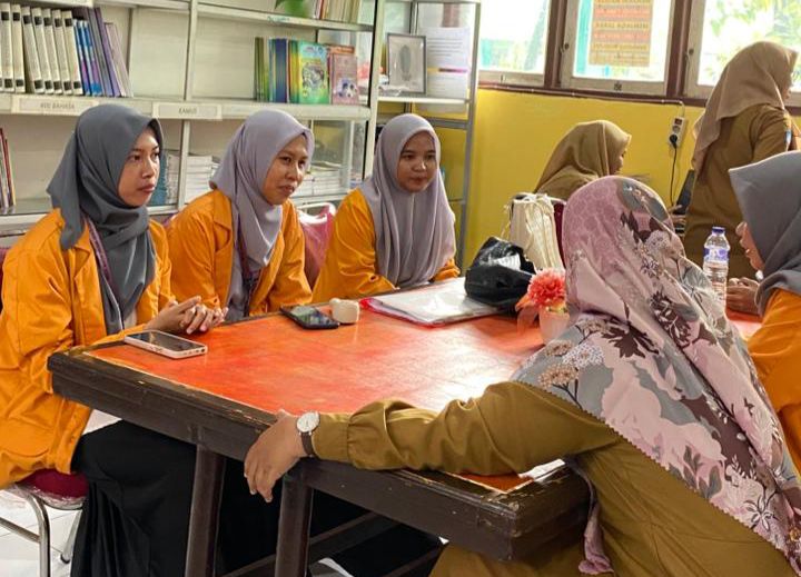 Potret saat konsultasi program kerja bersama guru pamong, (Foto: Ist.)
