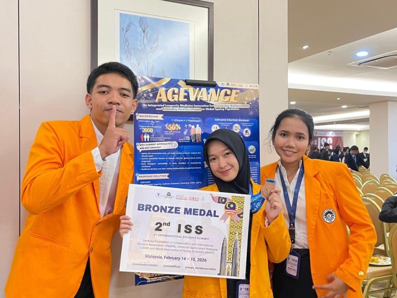 Foto Tim FK saat menerima Medal Bronze pada 2nd International Student Summit di Malaysia, (Foto: Ist.)