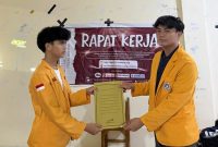 Potret Muh. Hidayat Situru saat penyerahan hasil-hasil rapat kerja, (Foto: Ist.)