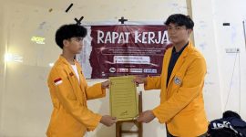 Potret Muh. Hidayat Situru saat penyerahan hasil-hasil rapat kerja, (Foto: Ist.)