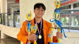 Potret Ilham Nur saat memegang piala, (Foto: Ist.)