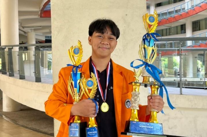 Potret Ilham Nur saat memegang piala, (Foto: Ist.)