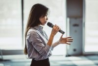 Potret seorang mahasiswa yang berbicara di depan umum, ( Foto: Int.)