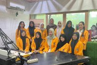 Potret Mahasiswa Bahasa dan Sastra Melakukan Kunjungan ke Madama Radio Makassar,  (Foto: Ist.)