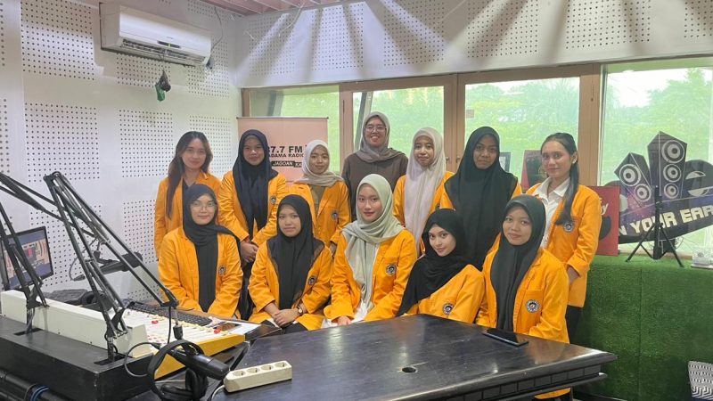 Potret Mahasiswa Bahasa dan Sastra Melakukan Kunjungan ke Madama Radio Makassar,  (Foto: Ist.)