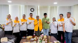 Potret Pimpinan Kampus Bersama Jajaran Pengurus IKA UNM dan Panitia Kegiatan Amalia Ramadan, (Foto: Ist.)
