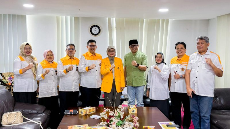 Potret Pimpinan Kampus Bersama Jajaran Pengurus IKA UNM dan Panitia Kegiatan Amalia Ramadan, (Foto: Ist.)