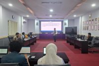 Potret Asri Ismail dalam Workshop Program Kreativitas Mahasiswa FBS UNM, (Foto: Febrianingsih Alsa Putri)