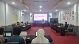 Potret Asri Ismail dalam Workshop Program Kreativitas Mahasiswa FBS UNM, (Foto: Febrianingsih Alsa Putri)