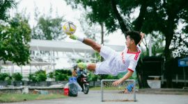 Potret seseorang sedang menendang bola, (Foto: Int.)