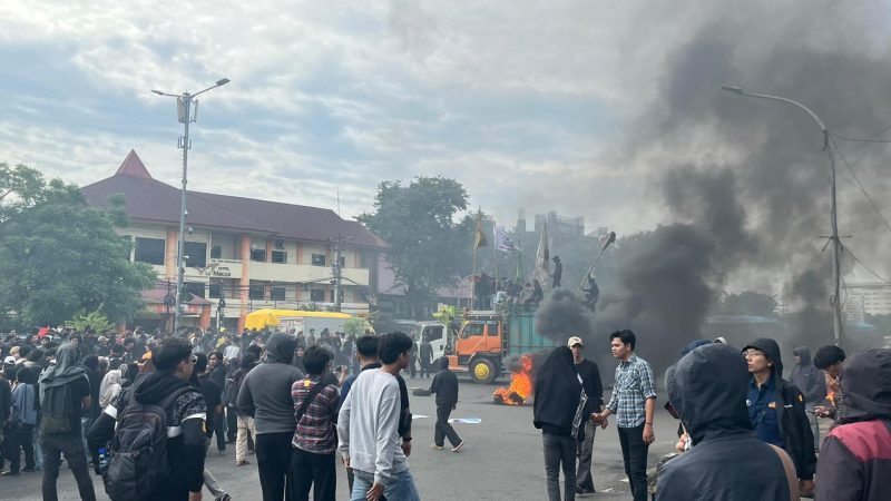 Potret Sejumlah Massa Aksi saat Demonstrasi, (Foto: Dok. Profesi)