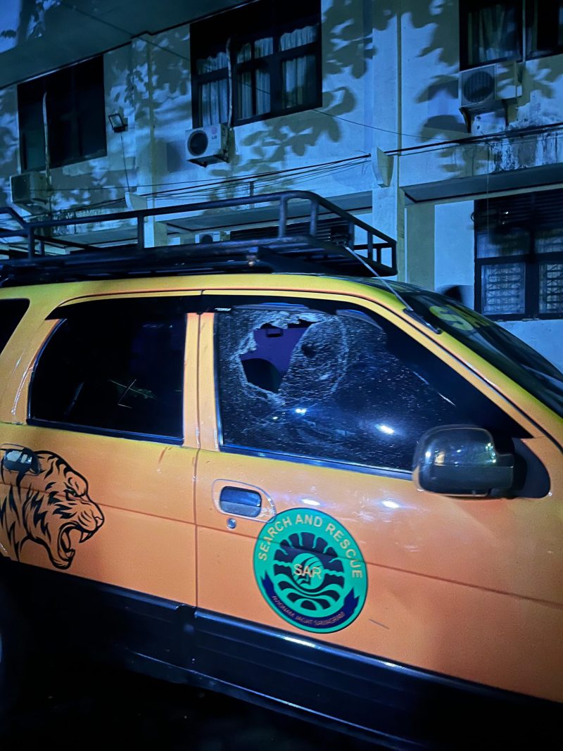 Potret Mobil SAR UNM yang Rusak Akibat Bentrok di Kampus UNM (Foto: Ist.)