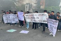 Potret Mahasiswa Membentangkan Spanduk Berisi Tuntutan Saat Aksi Demonstrasi. (Foto: Winda Pratiwi Agus Tina)