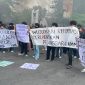 Potret Mahasiswa Membentangkan Spanduk Berisi Tuntutan Saat Aksi Demonstrasi. (Foto: Winda Pratiwi Agus Tina)