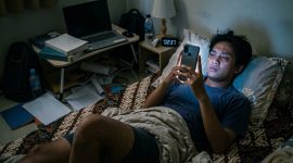 Ilustrasi Penggunaan Perangkat Digital Berlebih yang Dapat Memicu Gangguan Penglihatan dan Penurunan Kualitas Tidur, (Foto: AI.)