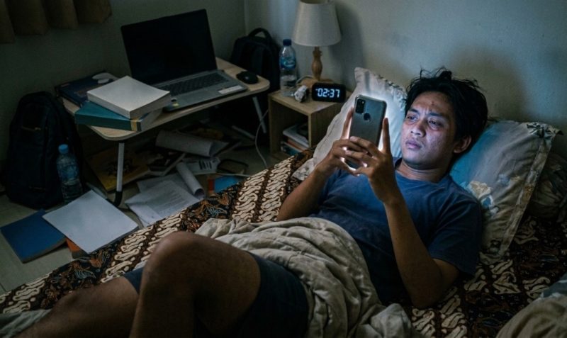 Ilustrasi Penggunaan Perangkat Digital Berlebih yang Dapat Memicu Gangguan Penglihatan dan Penurunan Kualitas Tidur, (Foto: AI.)